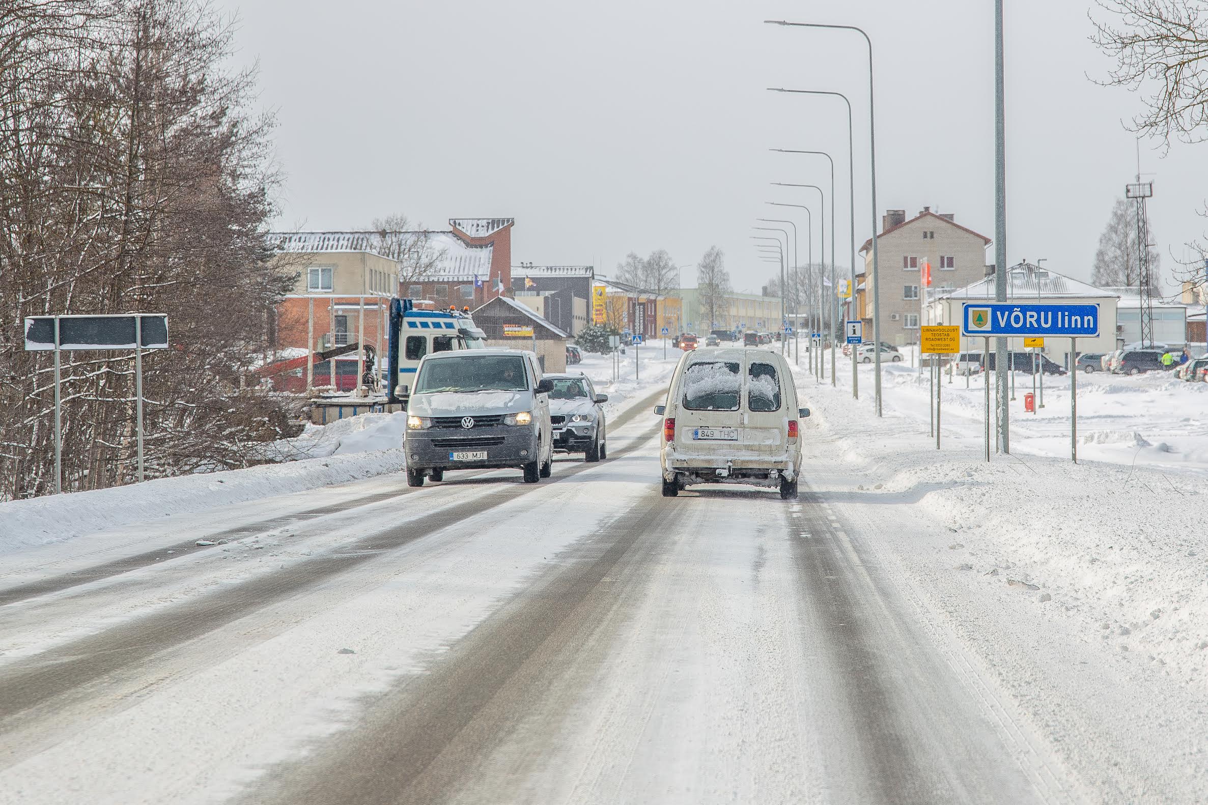 Koos uue aastaga saabus Võrumaale kauaoodatud talv. Kui jalgsi käijad saavad lumes ukerdades omal kahel jalal kuidagi hakkama, siis neljarattalistele mõjuvad suured miinuskraadid ja mahasadanud lumelaamad rohkem hoogu pidurdavalt. Õnneks on hättasattunutele oma abi pakkumas nii kohalikud tragid mehed kui ka autoabiteenus. Foto: AIGAR NAGEL